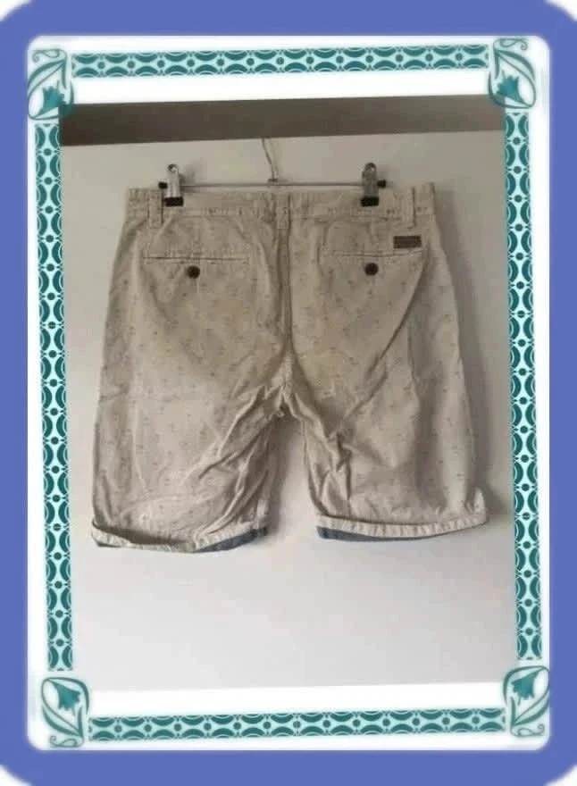 Pantalón corto beige para hombre con estampado de cocodrilo – photo 3